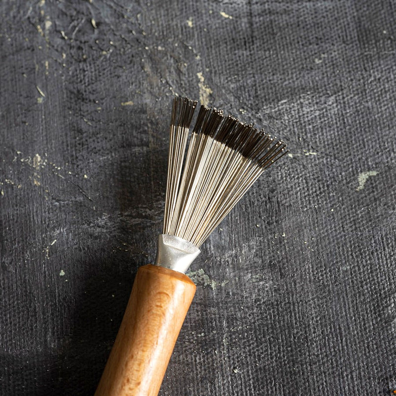 Whether styling long or short hair, the rounded brush head spreads bristles across strands for a frizz-free look. Sustainable bamboo material is gentle on hair and scalp.