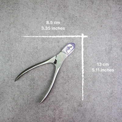 Dimension photo of our pet nail clippers. Which are sharp, built with precise cutting blade and Anti-slip grip handle for safety