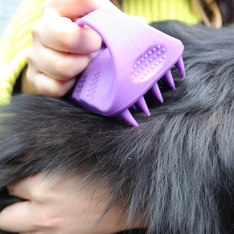 Its ergonomic handle allows for easy scrubbing to lift dirt, dander and shed hairs from wet fur.