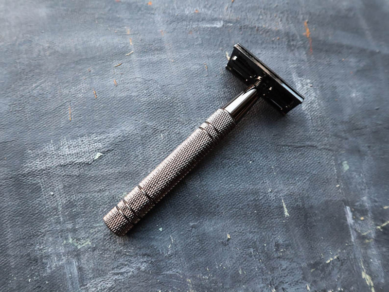 Double Edge Safety Razor - Metallic Black (5 Free Blades)